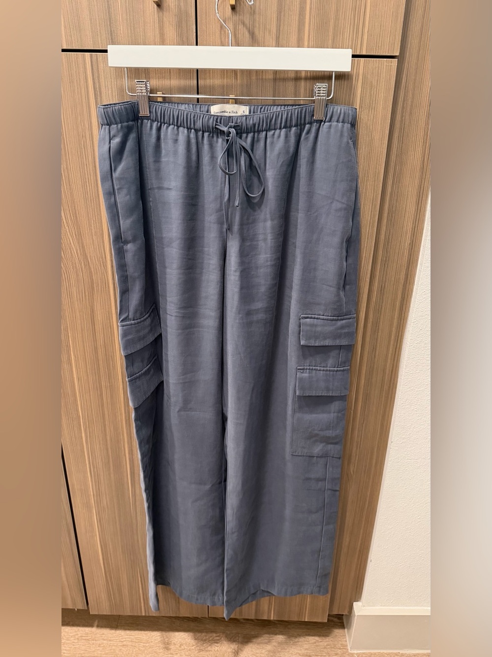 Abercrombie pull on cargo pant dark gray/blue women’s